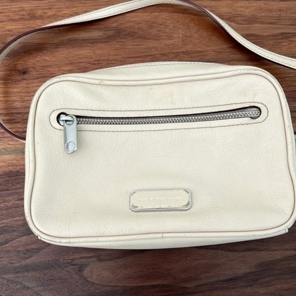 Marc by Marc Jacobs camera bag nude/cream color crossbody adjustable strap.